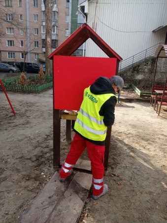 У Харкові полагодили понад 420 елементів дитячих та спортивних майданчиків